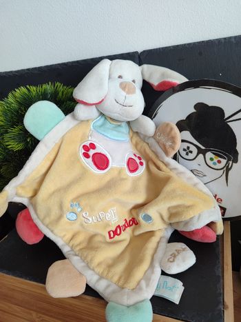 Doudou Chien Plat Jaune Crak Super Grelot empreinte baby nat bn302 bleu rouge crème