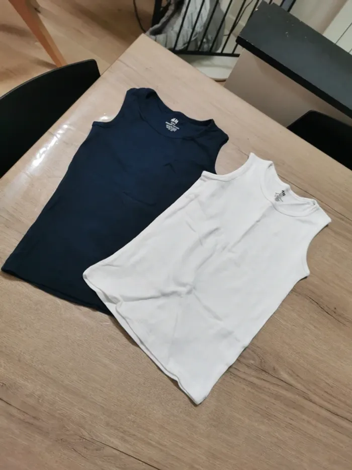 Deux débardeurs 8 ans