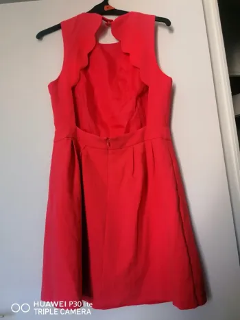 Robe rouge décollée arrière