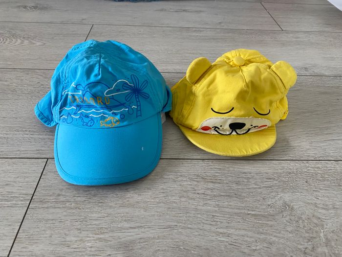 2 Casquettes garçon avec protège-nuque (6-12 mois)