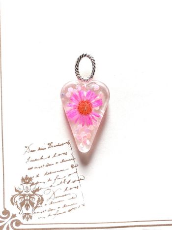 Magnifique pendentif en résine avec fleur rose