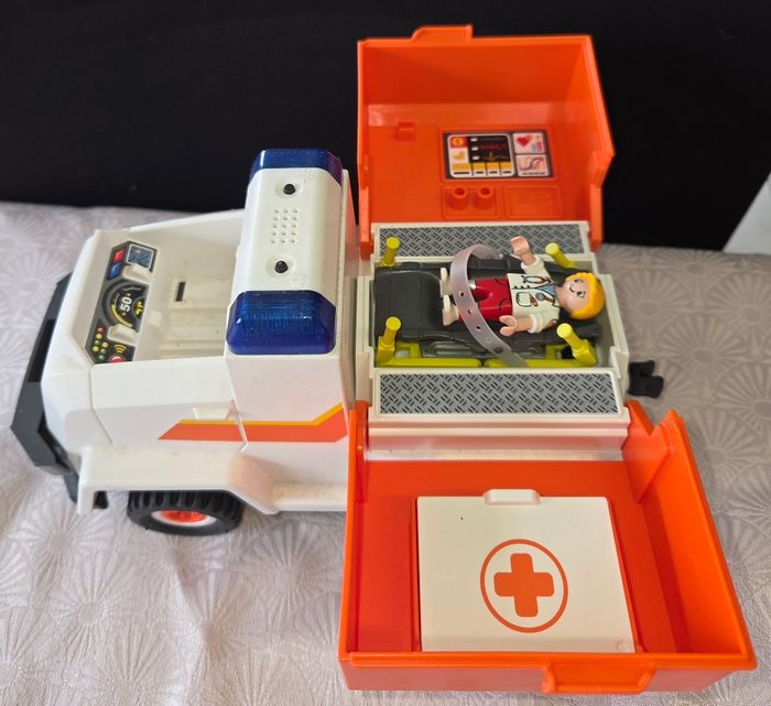 Ambulance playmobil - photo numéro 2