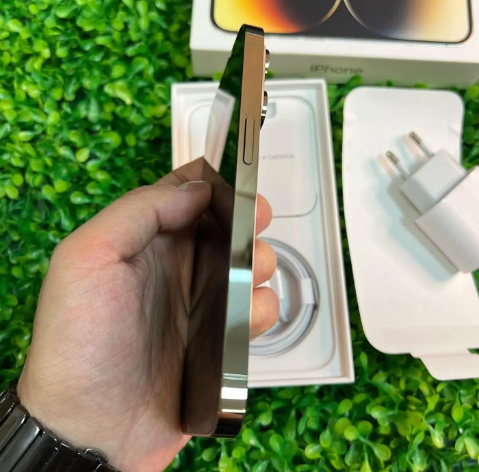 Une iphone quatorze pro max - photo numéro 2