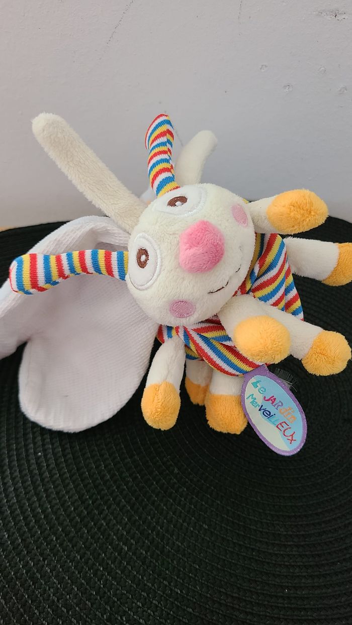 Doudou et compagnie Taille : environ 24 cm Doudou papillon Chenille qui se transforme en papillon.