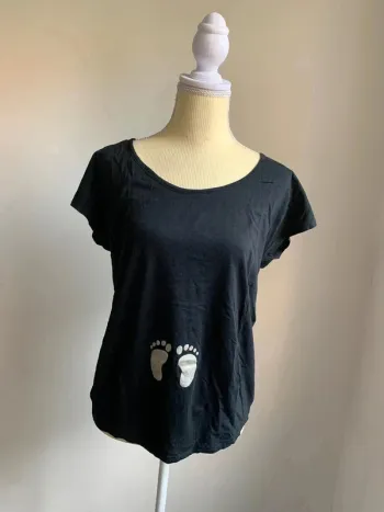 T-shirt de grossesse noir à motif pieds argentés – Kiabi – Taille 38/40