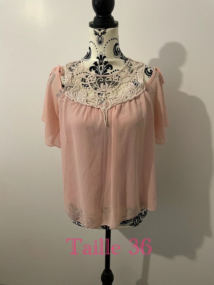 T-shirt blouse manche courte rose épaule ouverte col dentelle taille 36