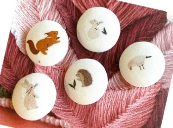 5 Boutons Tissu Oiseaux Écureuil Lapin Hérisson Blanc cassé
