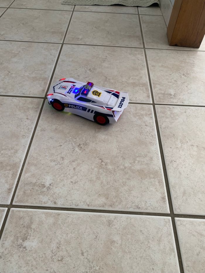 Voiture police robot ce déplie avec musique