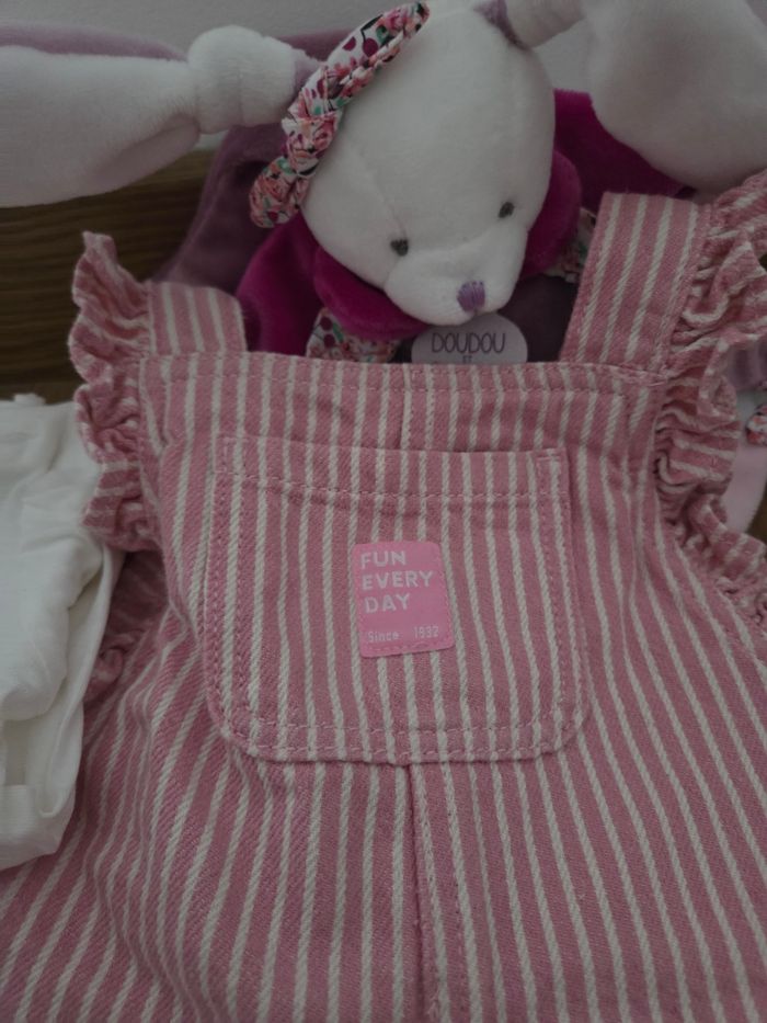 Salopette rose avec ensemble bébé fille - photo numéro 5