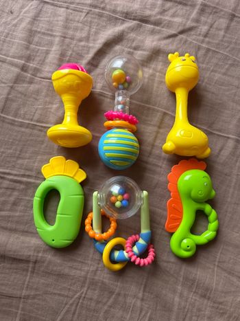 Lot jouets hochets bébé 