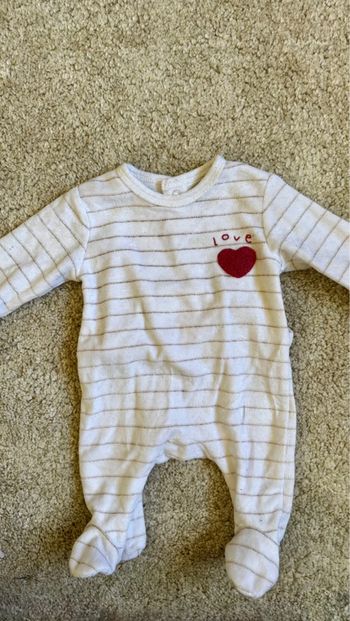 Pyjama velours blanc Kiabi – 1 mois – cœur rouge & rayures dorées