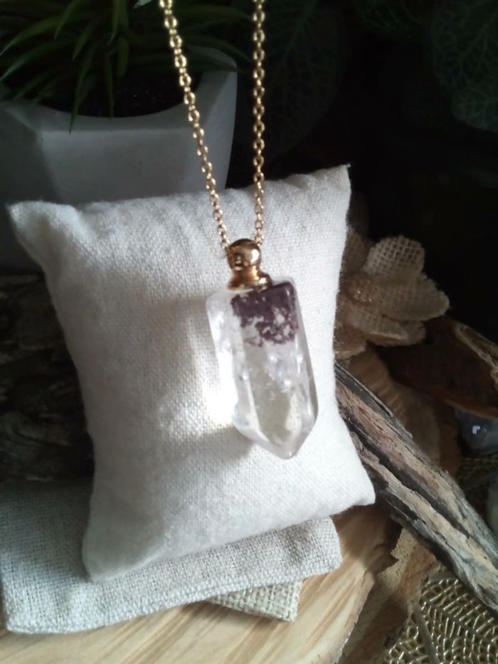Collier pointe en pierre de cristal de quartz