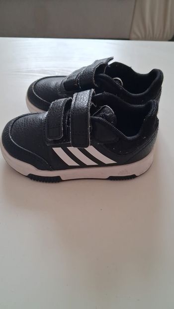 Chaussures bébé Adidas – Taille 22 👶✨
