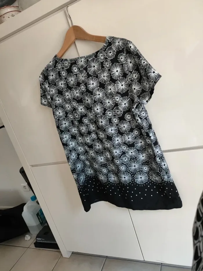 Blouse noire à motifs floraux – Taille 40 – Très bon état - photo numéro 6