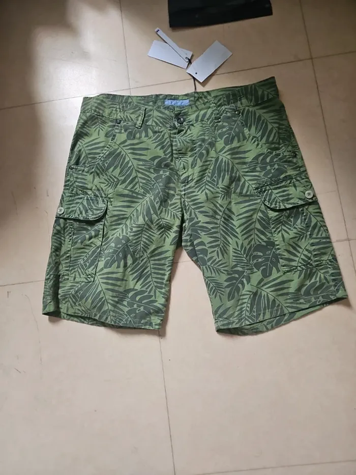 Short neuf taille 50