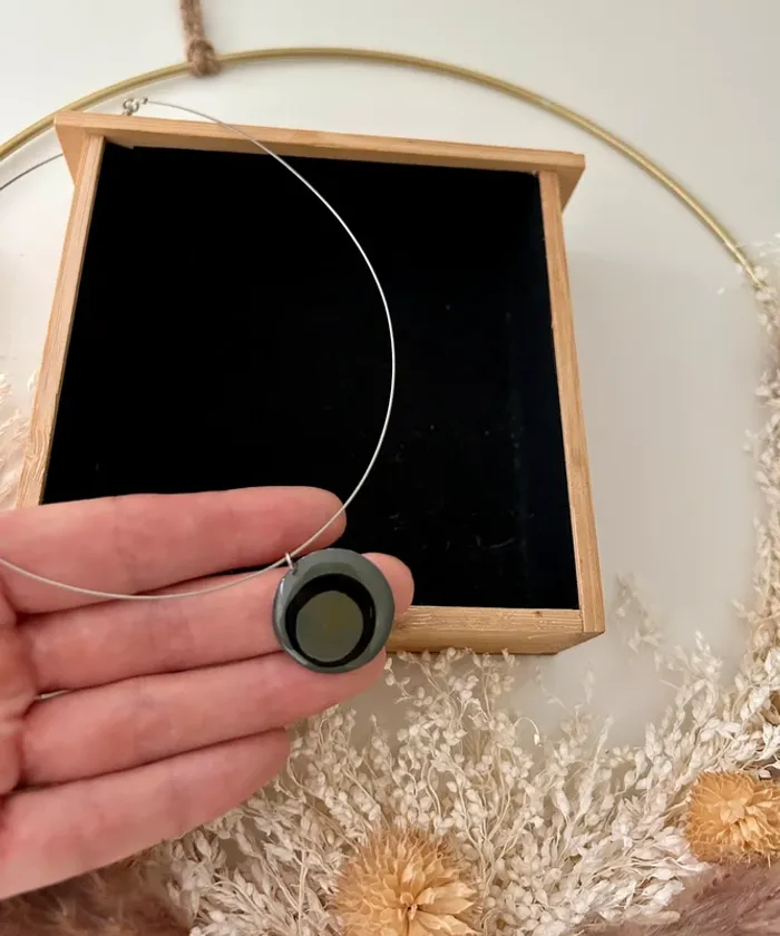 Superbe collier noir et gris pendentif rond sur fil argenté - photo numéro 4
