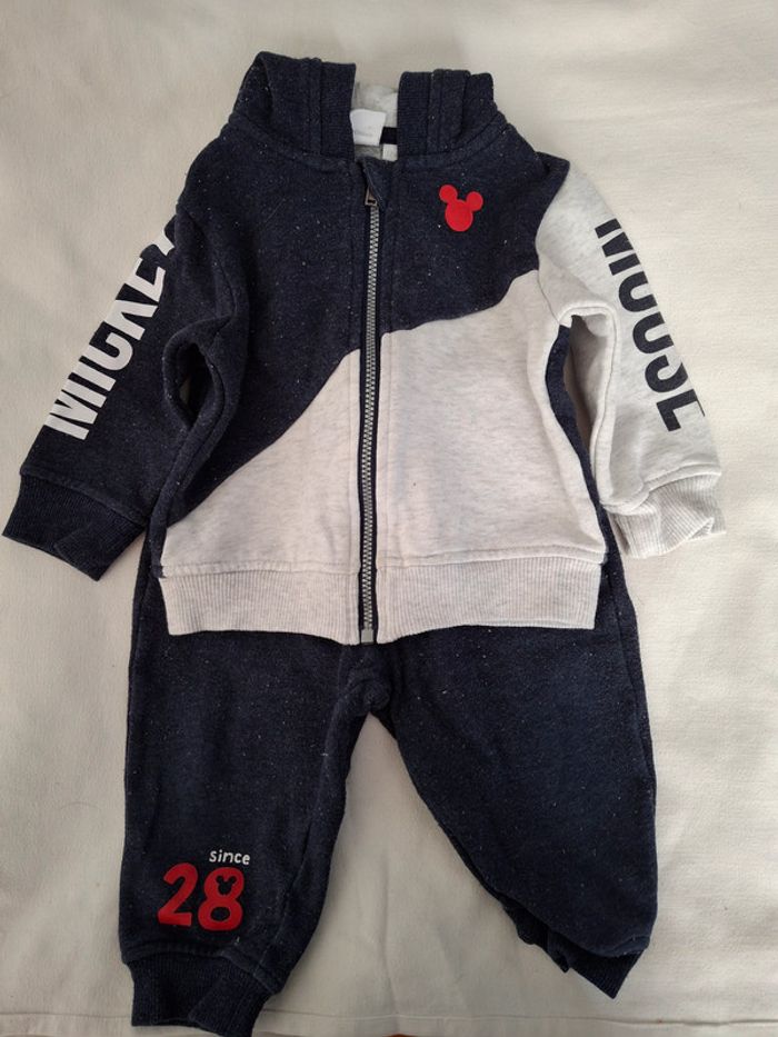 Ensemble veste-jogging Disney 12mois très bon état