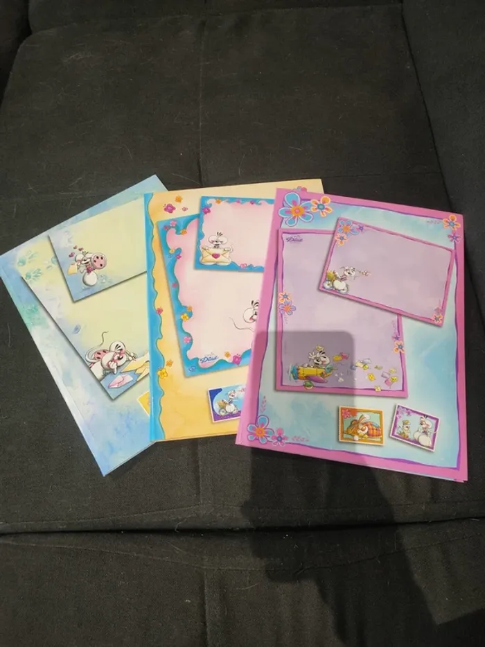 Lot de 3 pochettes Diddl avec papiers a lettre et timbres.