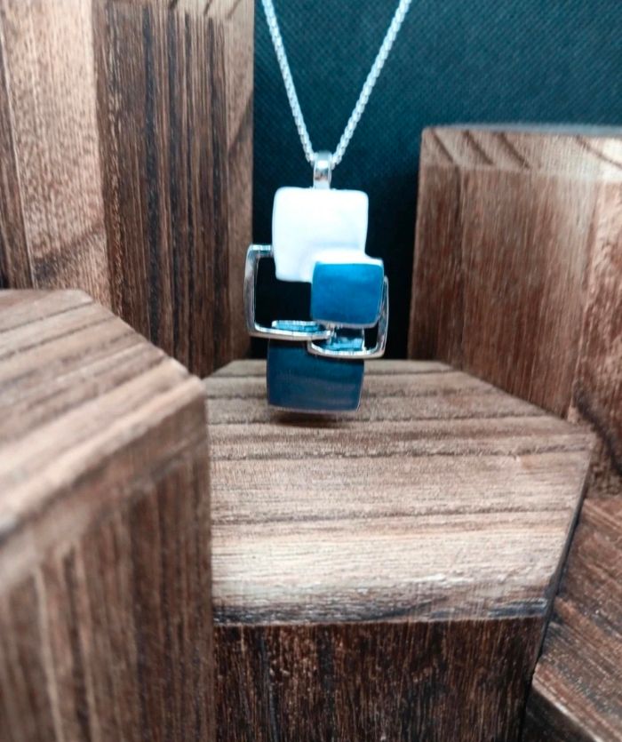 Collier Femme Élégant en Métal avec Pendentif Émaillé – Bijou Chic & Tendance
- photo numéro 5