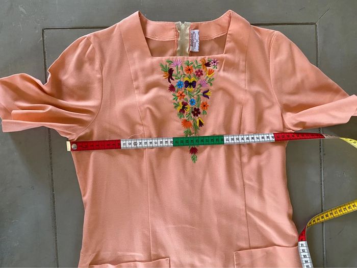 Robe vintage Bragard de service abricot avec broderies taille 40 / 42 - photo numéro 11