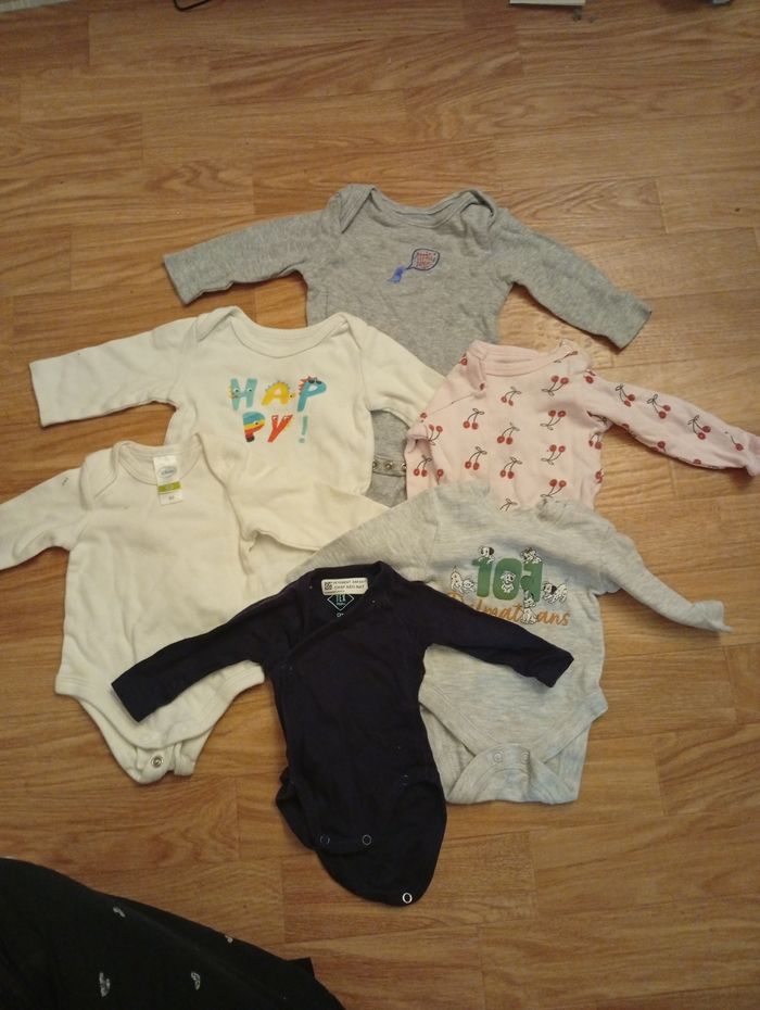 Lot vêtements naissance - 1 mois (35 pièces) - photo numéro 2