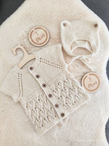 Ensemble naissance tricoté main - Gilet & Béguin à oreilles