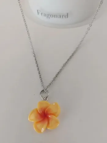 Magnifique collier pendentif fleur jaune