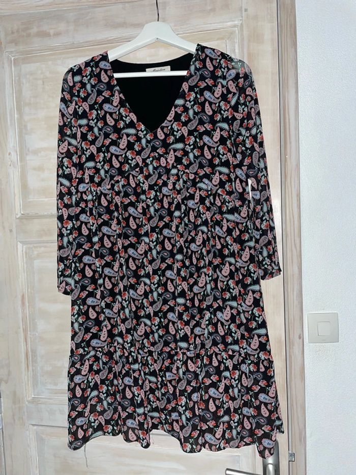 Robe noire à motifs florales