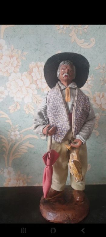 Poupée sur son socle