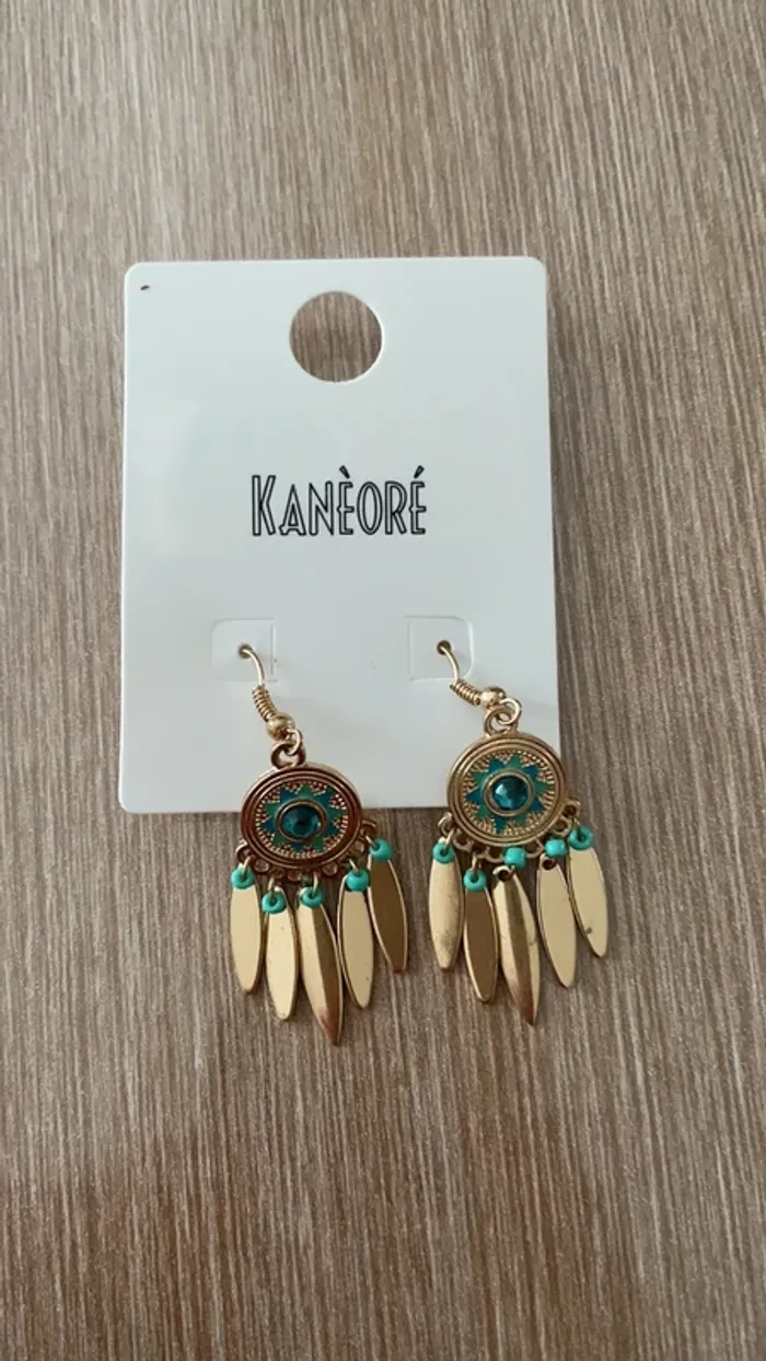 Boucle d’oreille bleue et couleur or