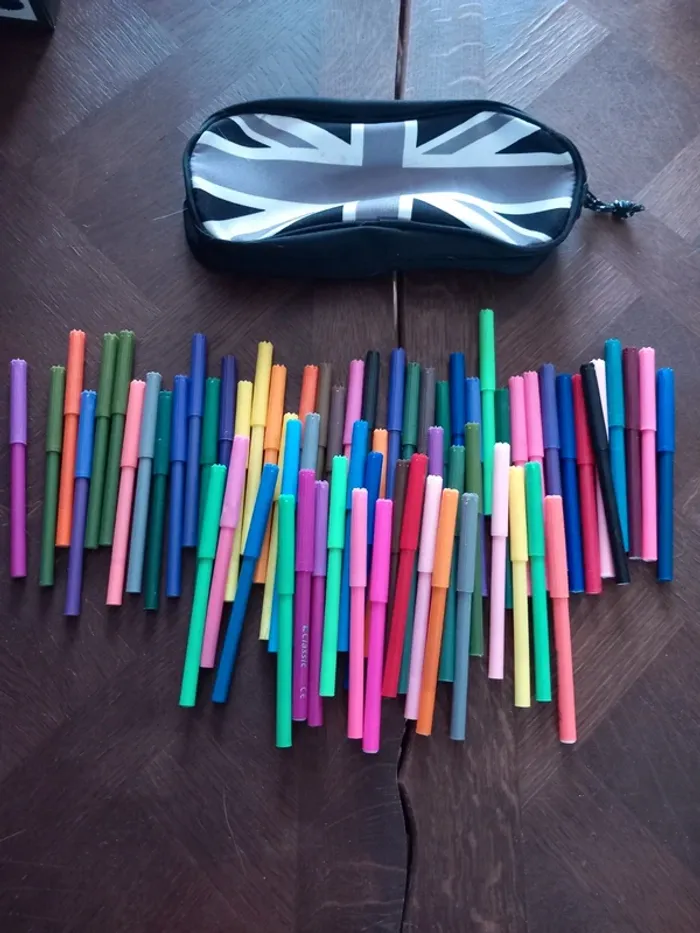 Lot de feutres et une trousse