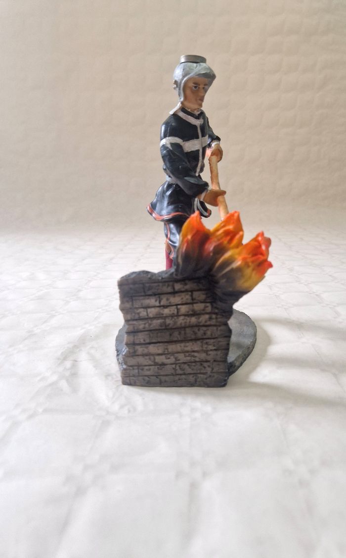 Figurine Sapeur pompier qui éteint un feu - photo numéro 5