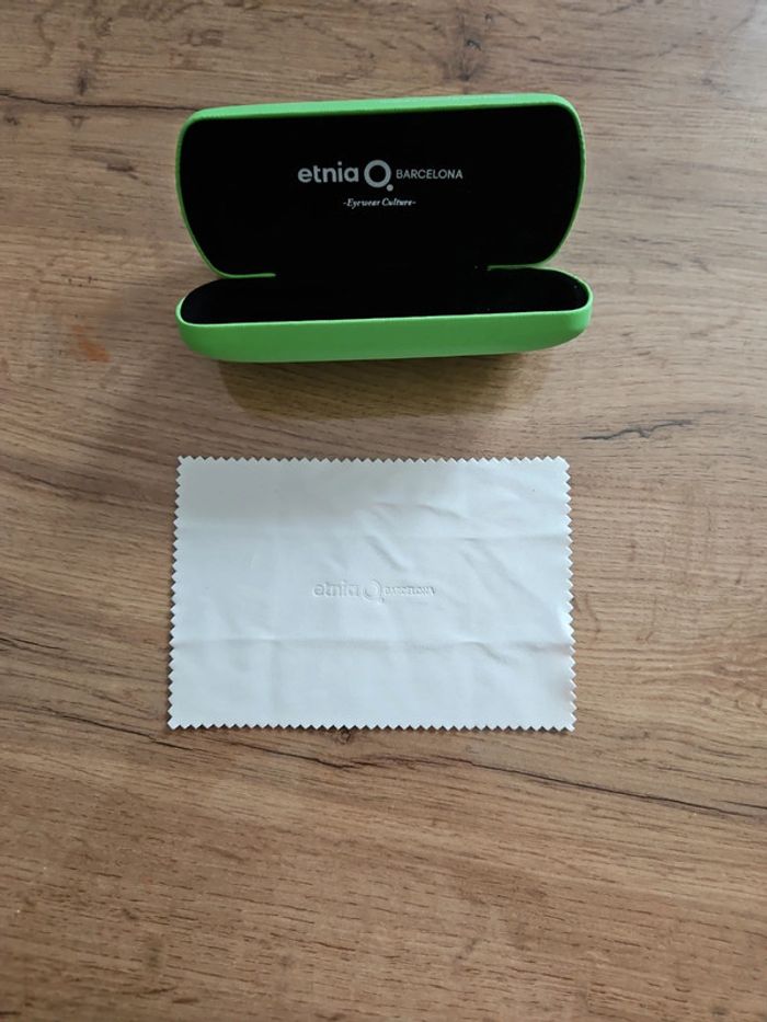 Etui a lunettes vert et sa lavette - photo numéro 3