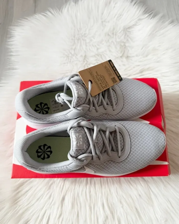 Nike Tanjun – Taille 44,5 – gris/blanc – Neuf avec étiquette - photo numéro 4