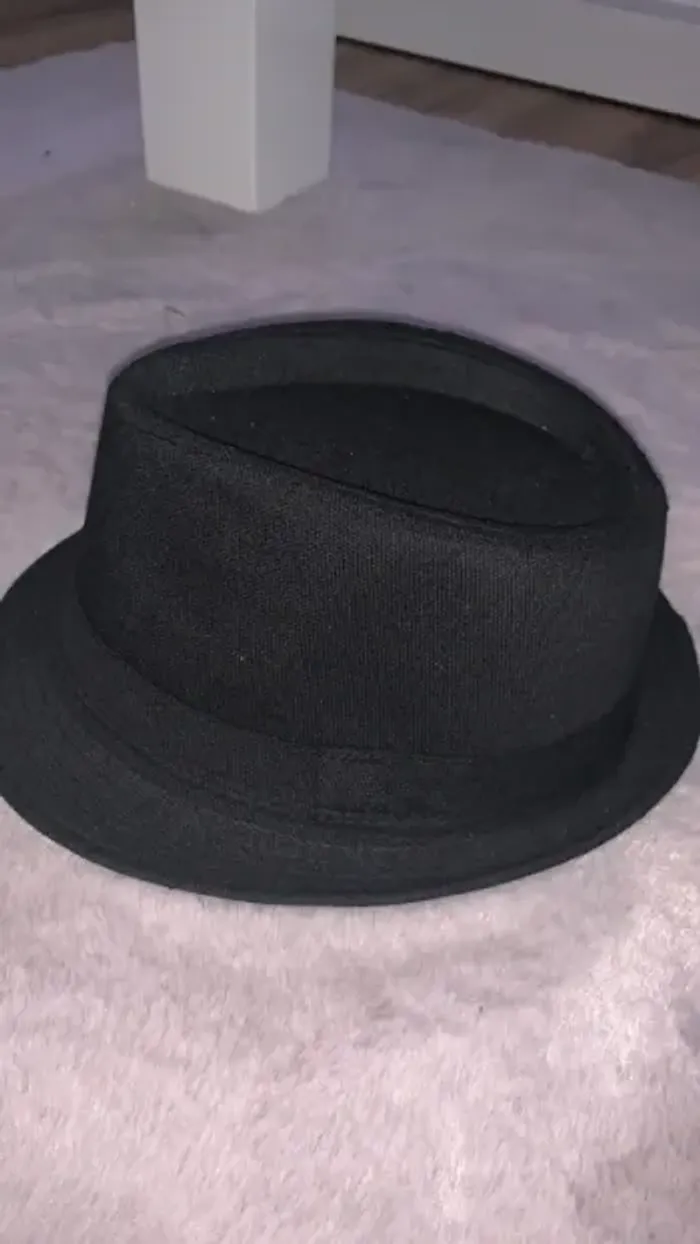 Chapeau noir neuf
