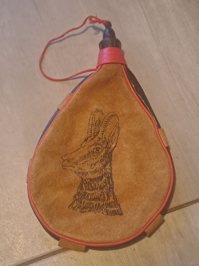 Gourde vintage en cuir peau de chamois