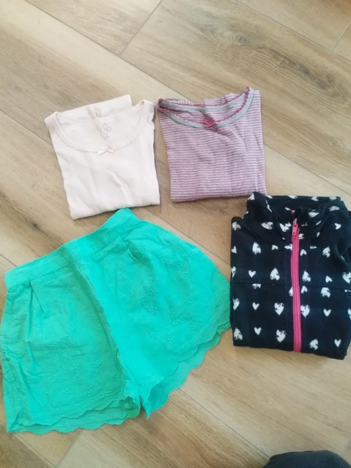 Lot de 4 pièces fille taille 5 ans