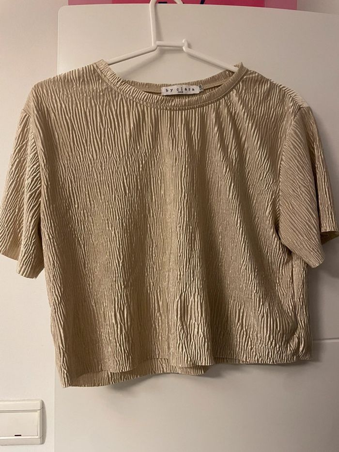 T-shirt plissé et fluide doré