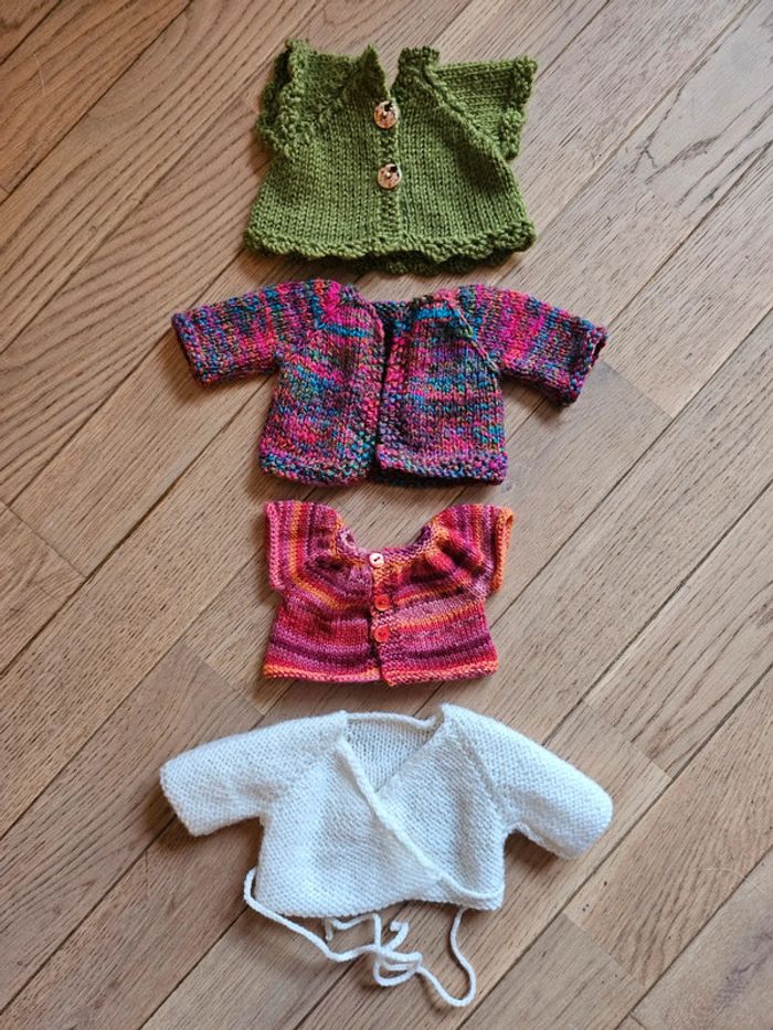 Lot de 4 gilets pour poupée de 30 cm
