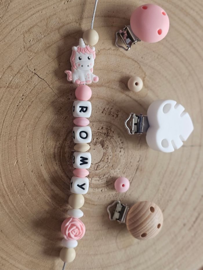 Attache tétine personnalisé ✨ Une tétine qui ne se perd plus et un accessoire unique ✨
Découvrez nos attaches tétines personnalisées au prénom de bébé 🍼💖
Utile, joli et 100% sécurisé ➝ Le cadeau parfait pour une naissance ou un baptême 🎁
👉 Dis-nous le pr - photo numéro 6