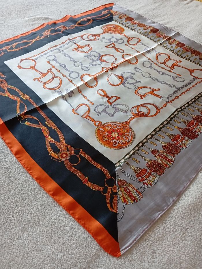 Carré en soie multi-usages