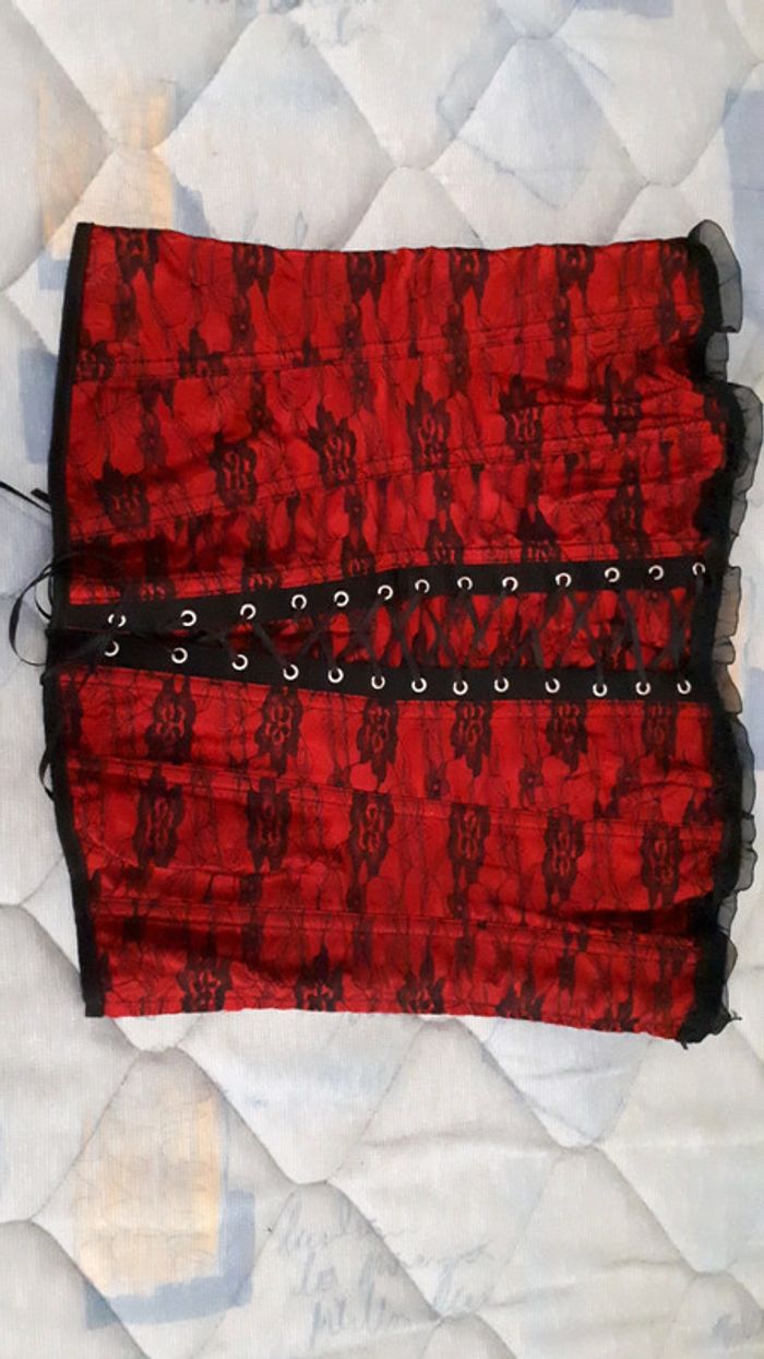 Corset rouge fleurs noires - photo numéro 2