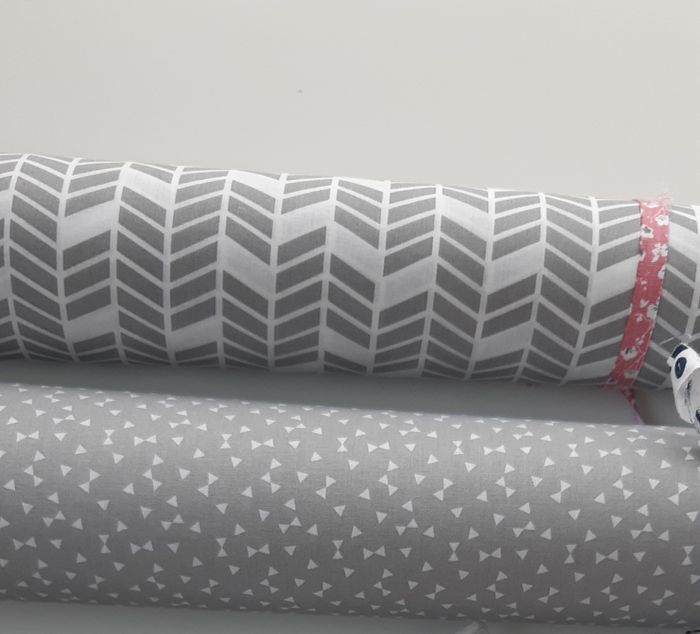 Coupons tissus coton GRIS TRIANGLES blancs en 150 cm de large- Neuf - photo numéro 3