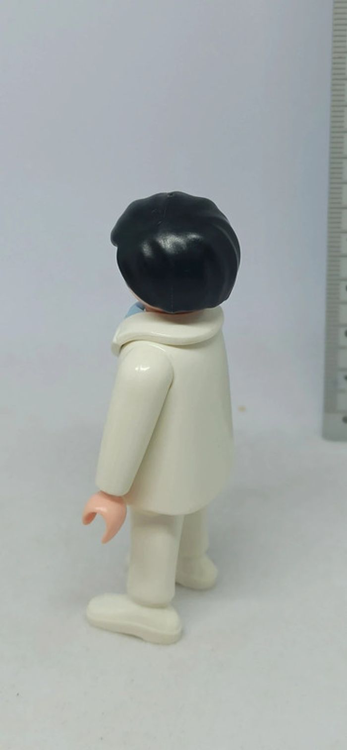 Homme brun avec lunettes et habits blancs playmobil - photo numéro 2