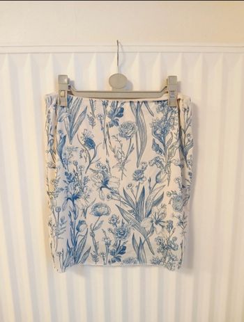 Jupe blanche à fleurs bleues