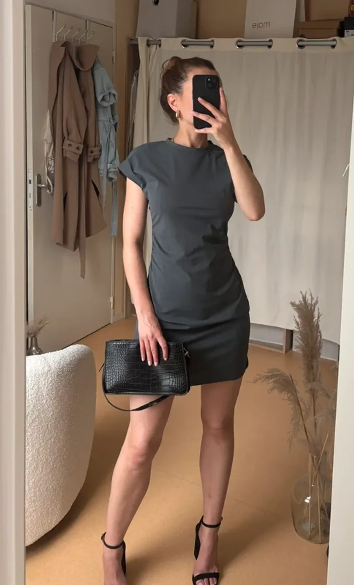 Robe courte grise cintrée avec plis à la taille neuve - photo numéro 2