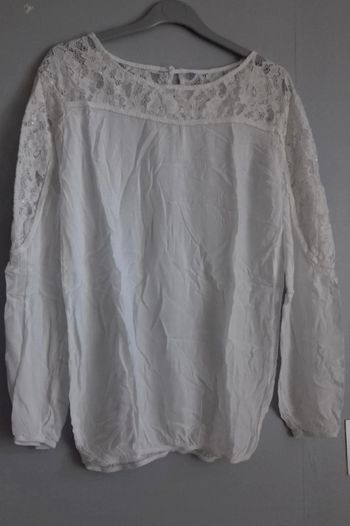 Blouse blanche haut en dentelle