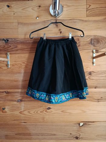 Jupe noire avec liseret brodé