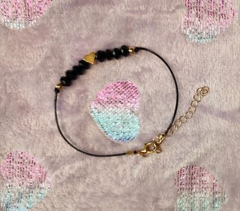Bracelet noir et doré avec perles et petit cœur ajustable
