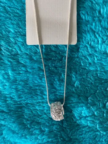 Collier avc pendentif couleur argent